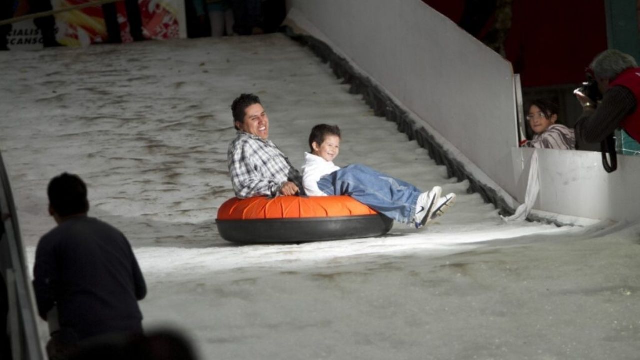 Disfruta de una Feliz Navidad en los Toboganes de Nieve de la Ciudad de México