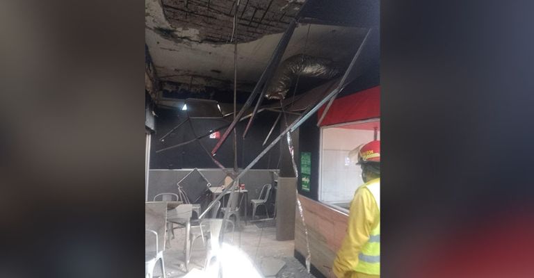 Clausuran pizzería en Navojoa tras caer un pedazo de techo sobre una mujer