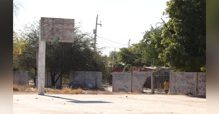 Habitantes de la colonia Beltrones denuncian en abandono la unidad deportiva