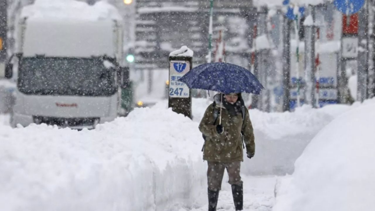 Nevadas no solo afectan a EU, Japón también se ‘viste de blanco’; hay 17 personas muertas