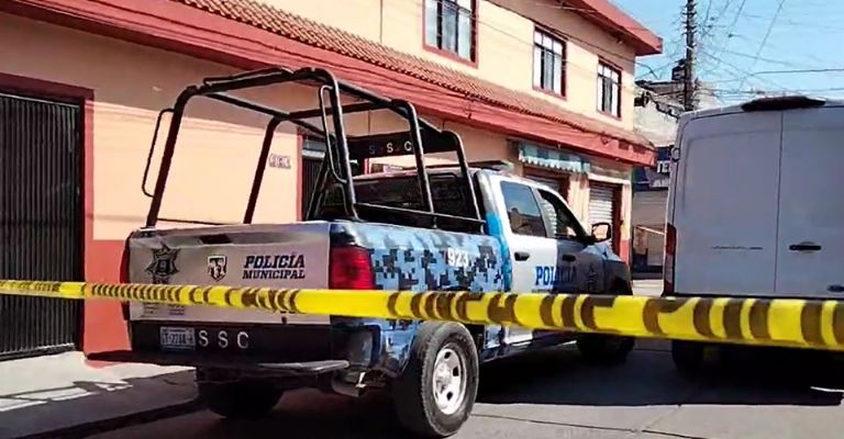 Autoridades llegan al sitio del crimen