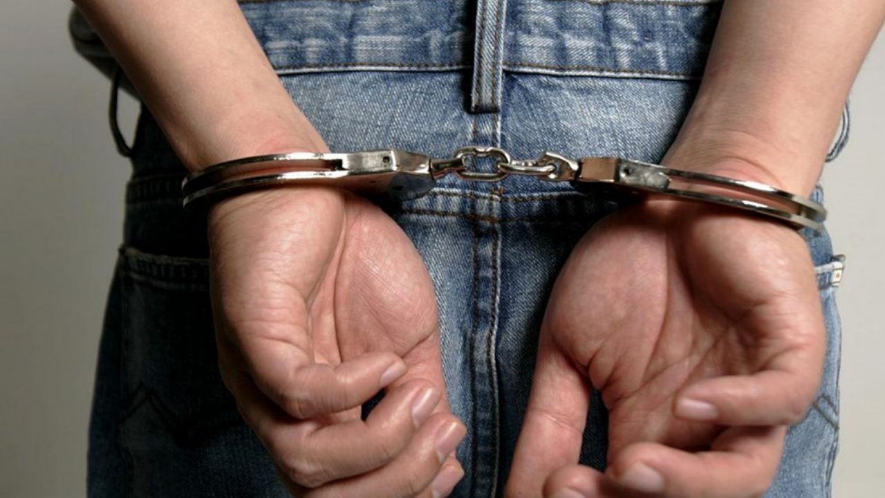 Dan arresto domiciliario al presunto asesino de un querido cantante; lo habría baleado