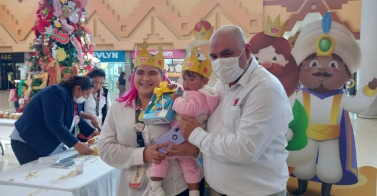 Casa Ley celebra 'Día de Reyes' con par de mega roscas