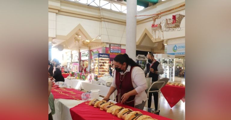 Casa Ley celebra 'Día de Reyes' con par de mega roscas