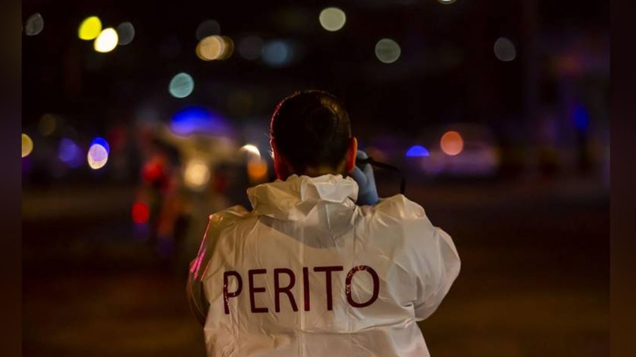 Peritos llegan al sitio del crimen