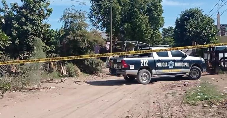 Autoridades llegan al sitio del crimen