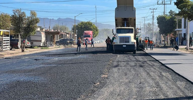 Tras años de olvido, al fin pavimentan calle Cuauhtémoc en la colonia Benito Juárez de Ciudad Obregón
