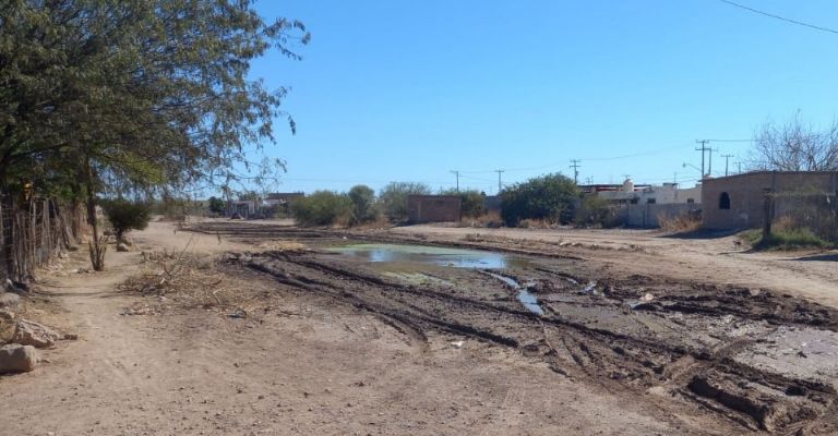 Calles cerradas por 'pantanos verdosos' de aguas negras en colonias de Empalme; CEA no atiende