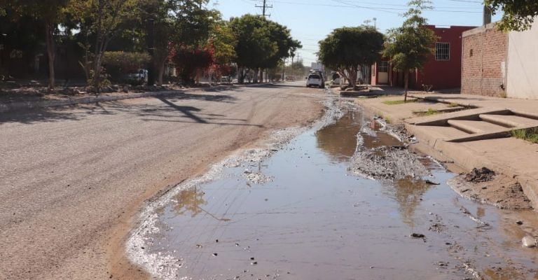 Vecinos denuncian fuga de agua en la colonia Cajeme