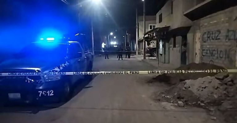 Peritos llegan al sitio del crimen