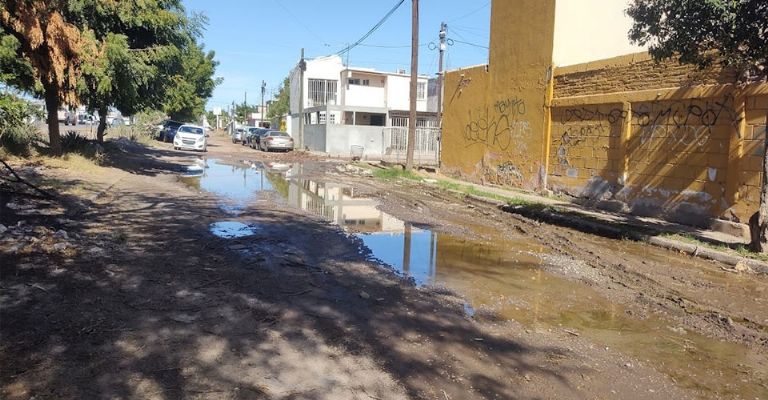 Vecinos de la colonia Valle Dorado piden reparación urgente del sistema de drenaje