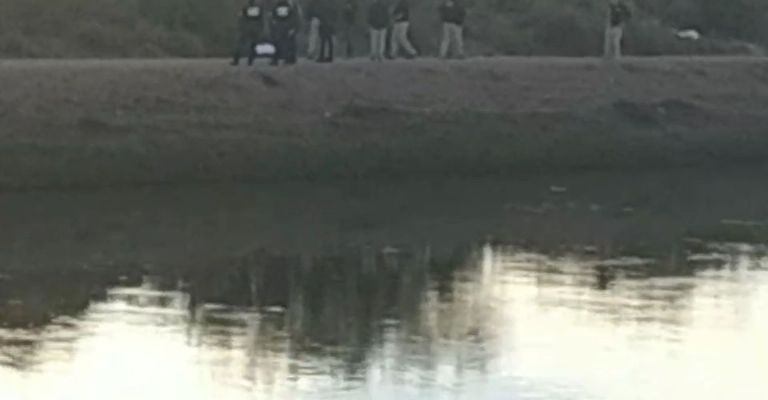 con un 'narcomensaje', arrojan el cadáver de un hombre al canal en Ciudad Obregón