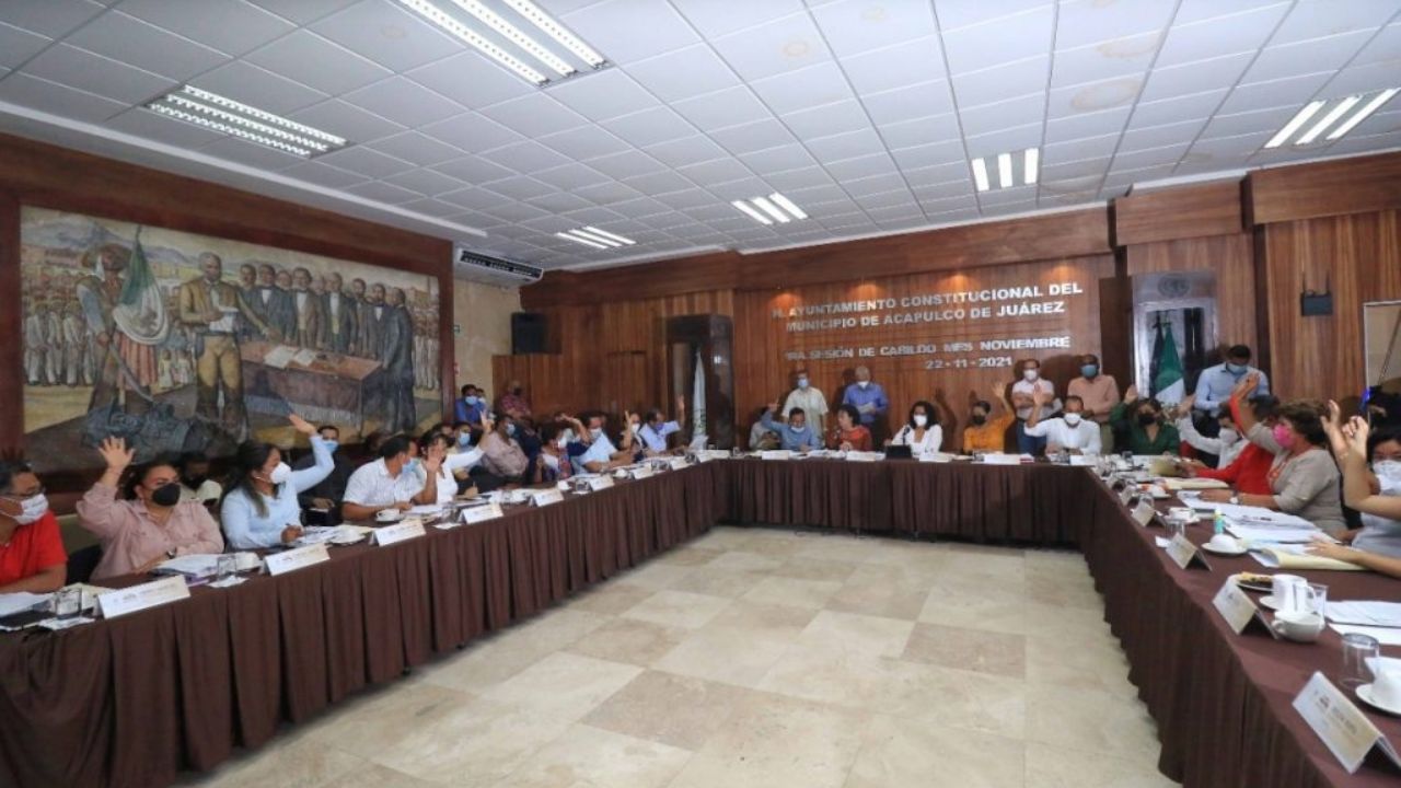 VIDEO: 2 intrusos caen del techo en plena sesión del Cabildo de Acapulco; provocan tremendo susto