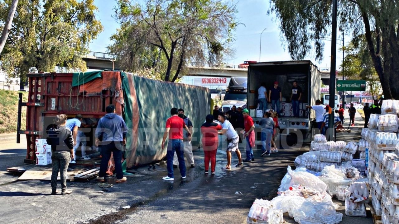 Tráiler con 6 toneladas de bebidas alcohólicas se vuelca en avenida Vallejo