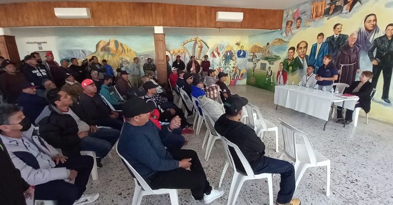 Pescadores de Guaymas reciben plática para prevenir ataques de tiburón