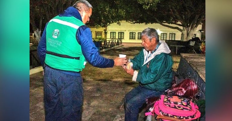 Protección Civil entrega alimento a personas en situación vulnerable en Guaymas por bajas temperaturas