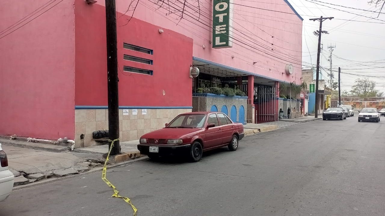 (VIDEO) A sangre fría: Al interior de un hotel en México, ultiman a balazos a 2 jóvenes cubanos