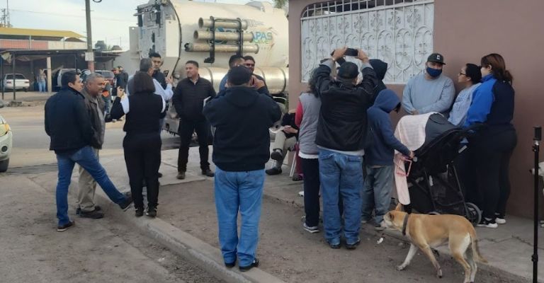 Vecinos de Valle Dorado se lanzan contra Oomapas de Cajeme