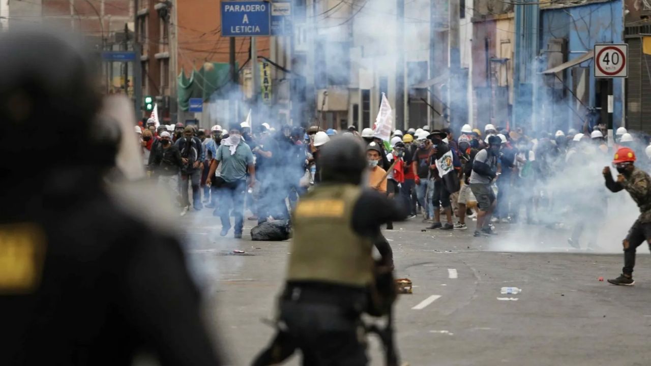 Perú: En enfrentamiento entre autoridades y civiles, muere un hombre; suman 65 víctimas