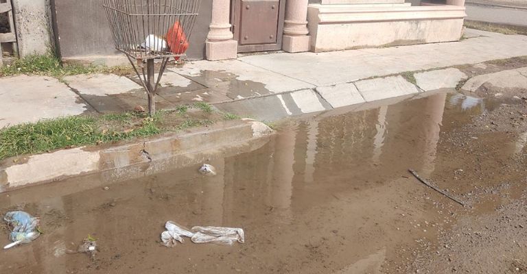 Aguas negras invaden ahora en la colonia Las Haciendas