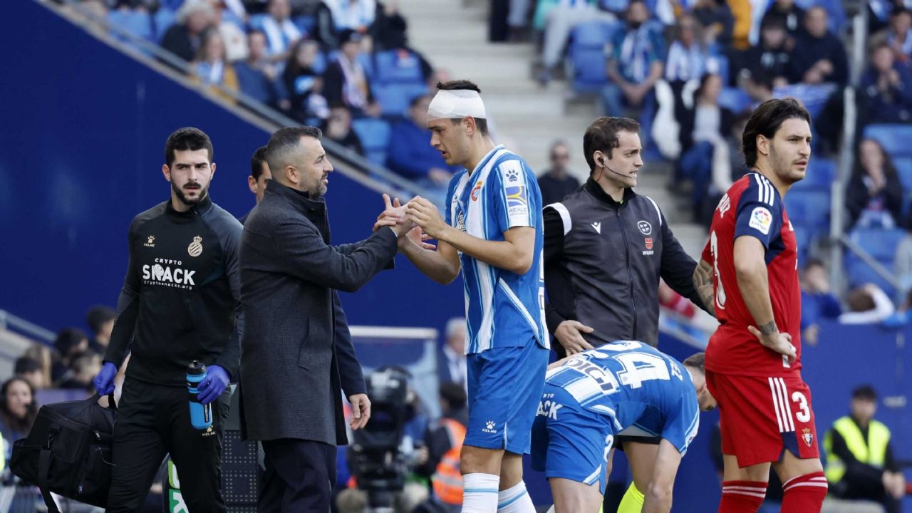 César Montes, lesionado por impactante choque en empate del Espanyol; DT habla de su estado de salud