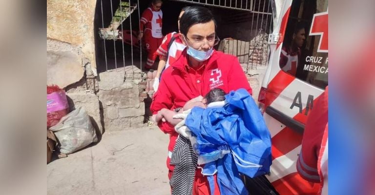 Bebe nace en edificio abandonado, madre vive en situación de calle