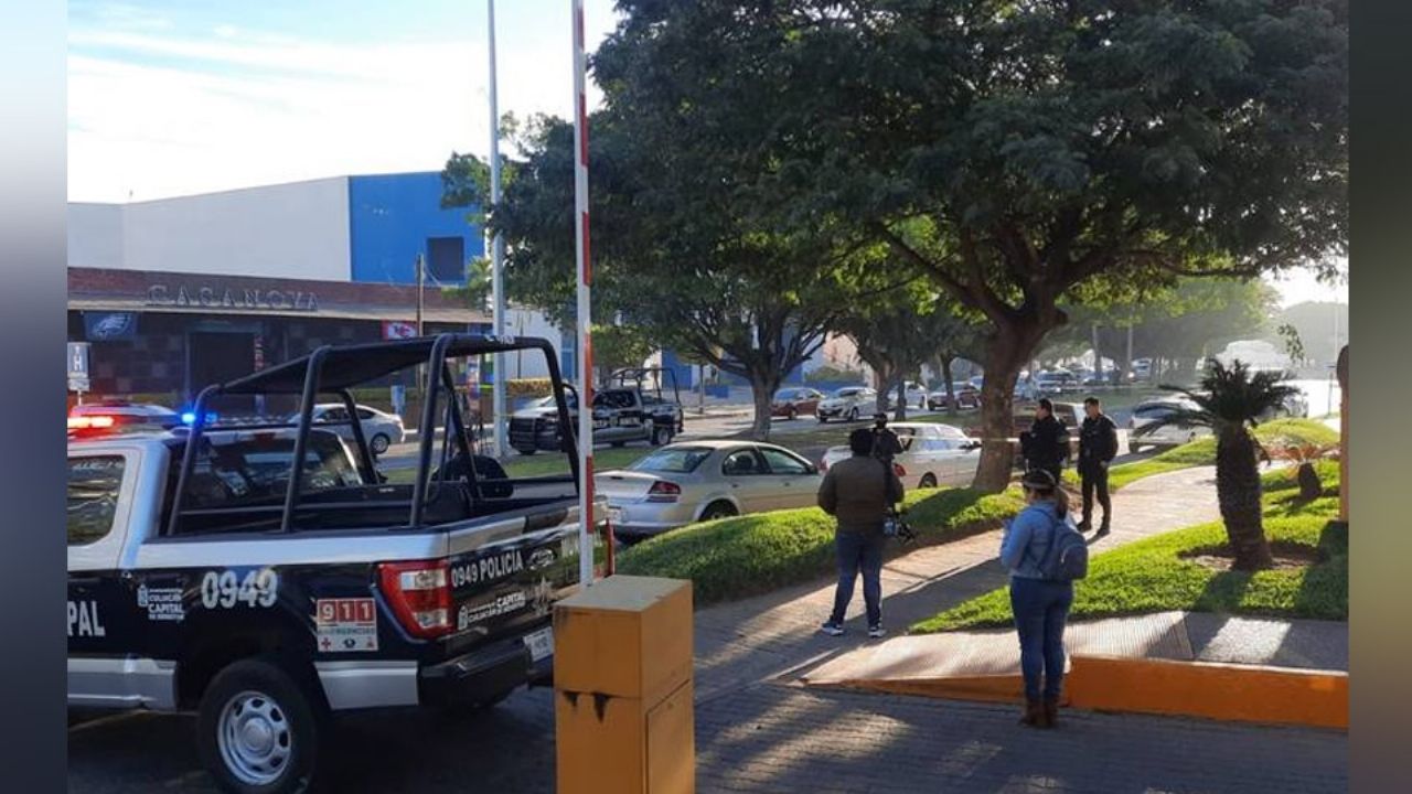 Joven mesero es asesinado a balazos al llegar a su trabajo en Culiacán; no hay detenidos