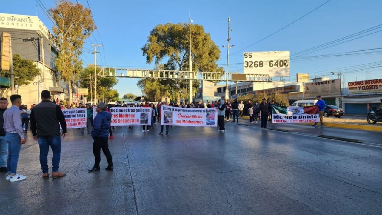Tras ola de asaltos en Ecatepec, transportistas bloquean la Vía Morelos en ambos sentidos