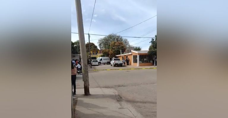 Autoridades llegan al sitio del crimen