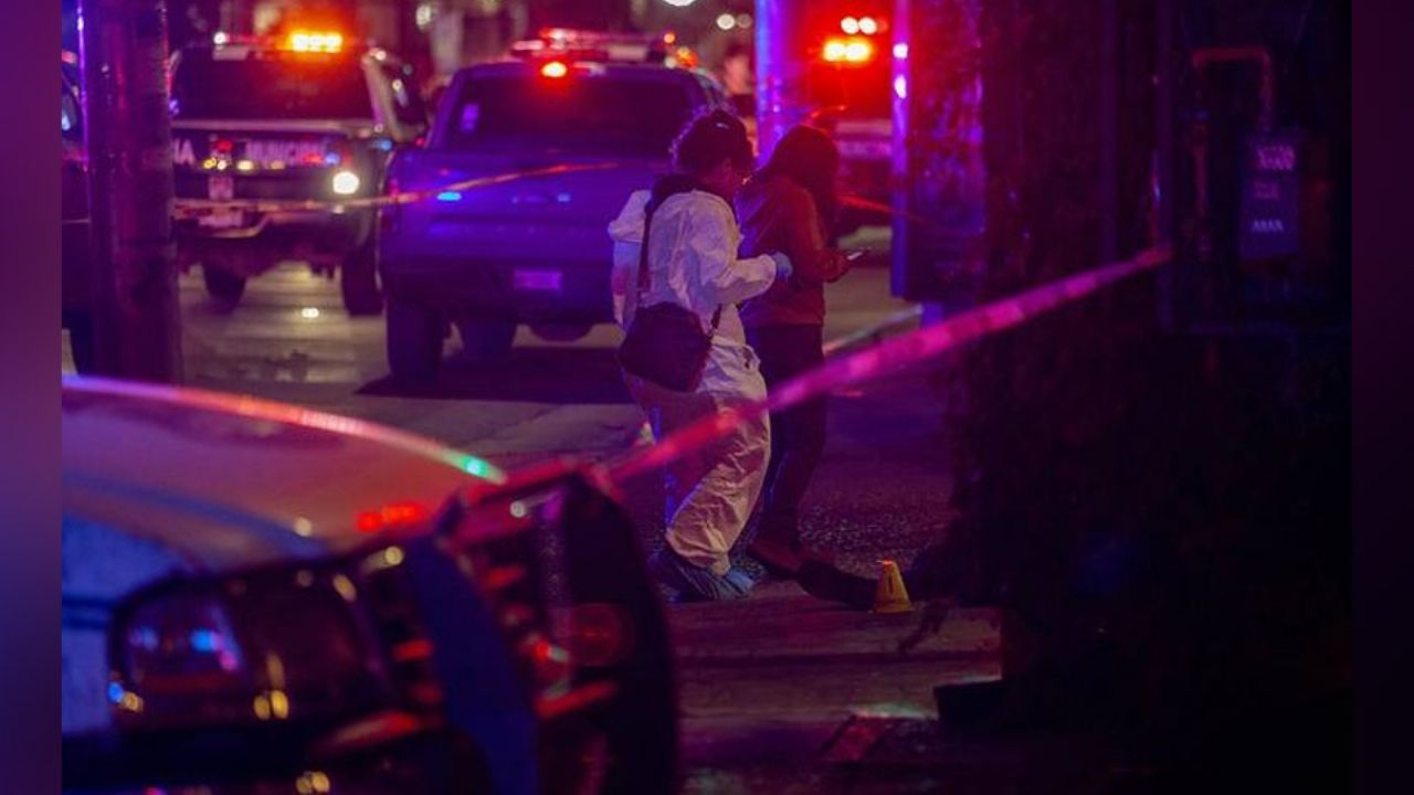 Autoridades llegan al sitio del crimen