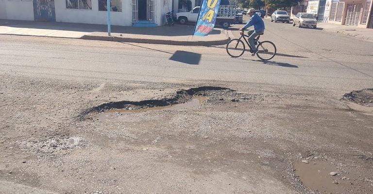 Vecinos denuncian riesgo vial por mal estado de la calle Coahuila en Ciudad Obregón