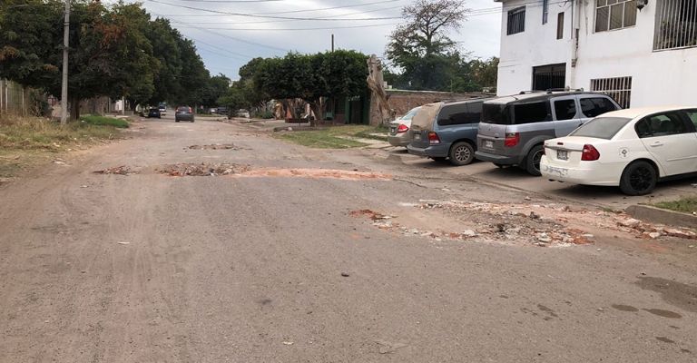 Calle principal de la Benito Juárez en Ciudad Obregón está 'destrozada' por los baches