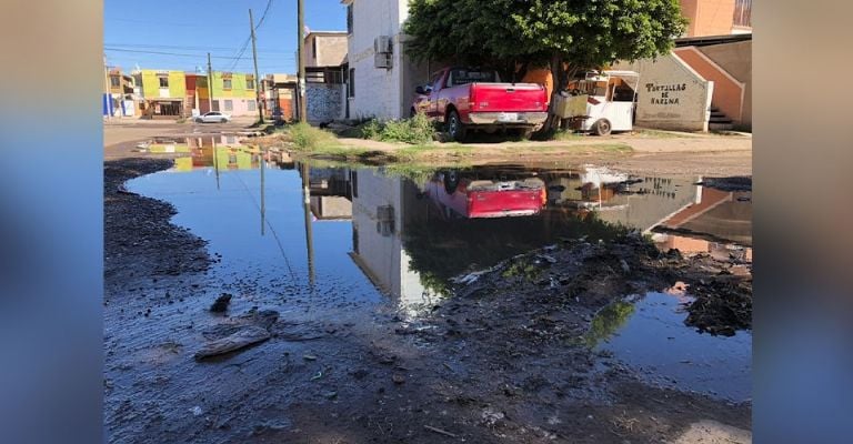Primero de Mayo presenta destrozos en sus calles principales debido a los drenajes colapsados
