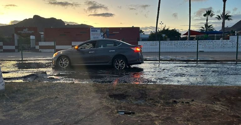 Colapsa drenaje en el sector Miramar de Guaymas