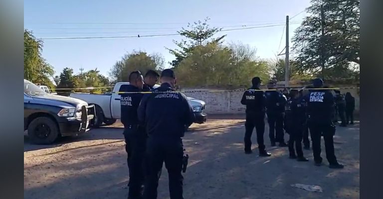 Autoridades llegan al sitio del crimen