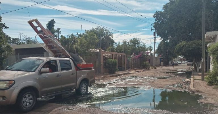 Habitantes de la colonia 410 reportan drenaje colapsado desde hace varios meses