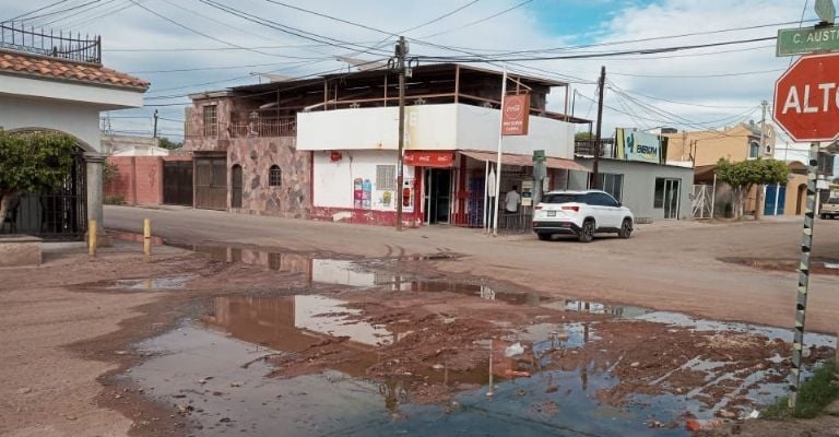 Drenaje tapado en colonia Villa Fontana ocasiona estancamiento de aguas negras
