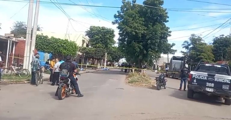 Autoridades llegan al sitio del crimen