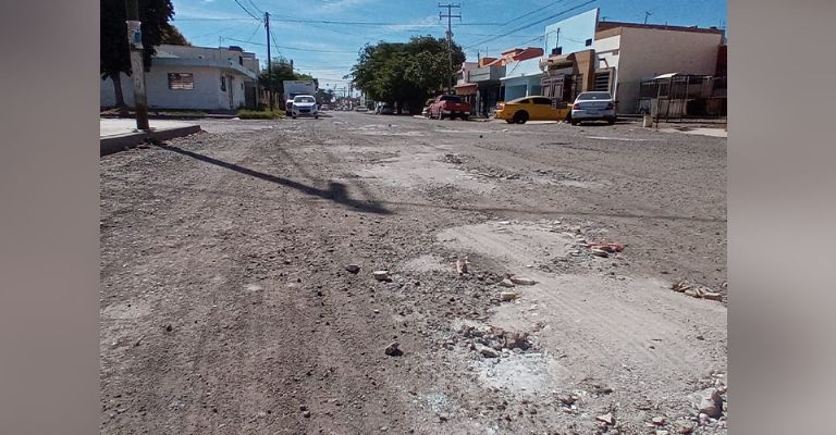 Vecinos de la calle Niños Héroes en Ciudad Obregón reparan los baches por cuenta propia