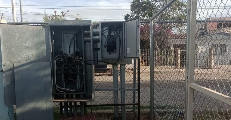 Padres de familia se manifiestan en la escuela Club 20-30 de Ciudad Obregón, exigen mayor seguridad