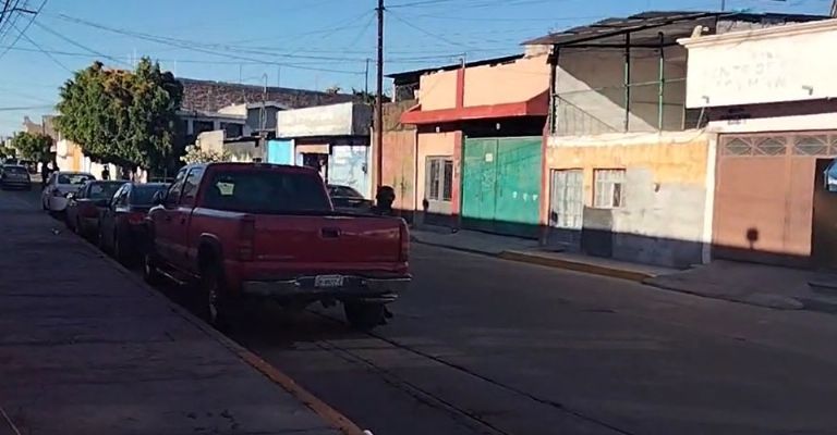 Un hombre sin vida y dos heridos tras ataque en vecindad