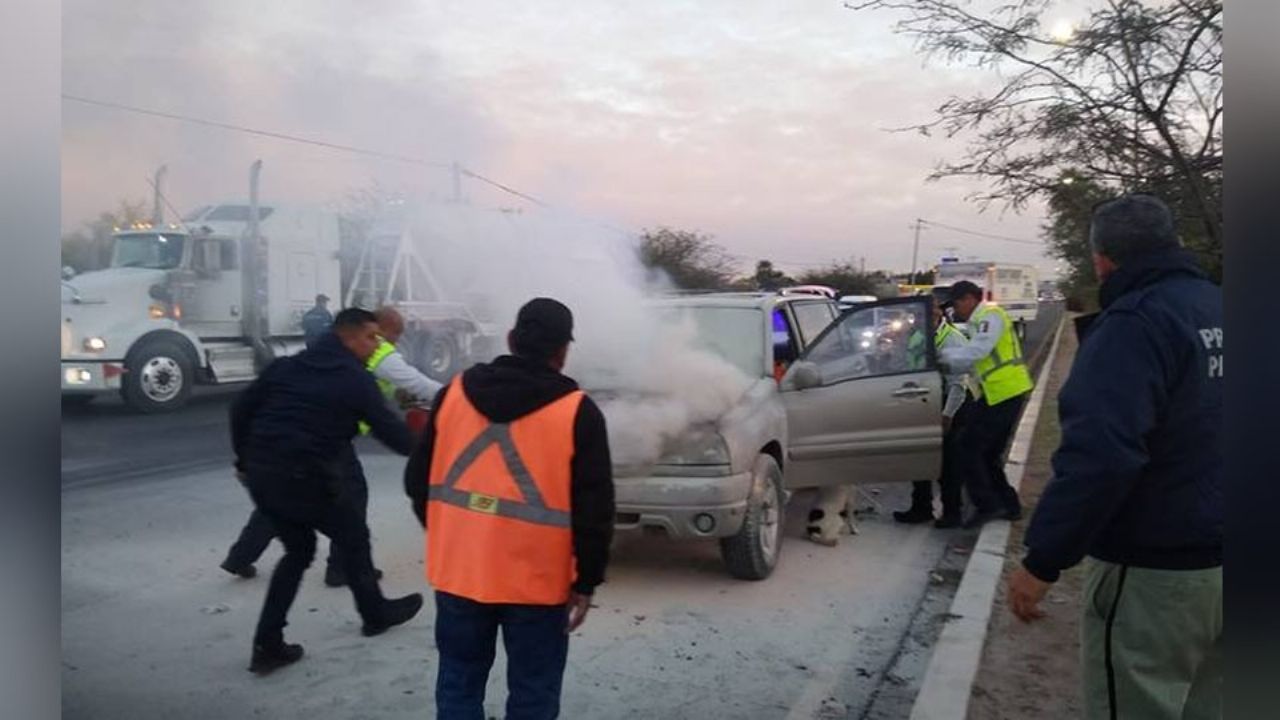 Elementos de Tránsito Municipal de Hermosillo salvan a perro de morir en un automóvil en llamas