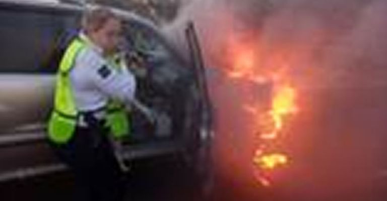 Policía salva a perrito de un vehículo en llamas