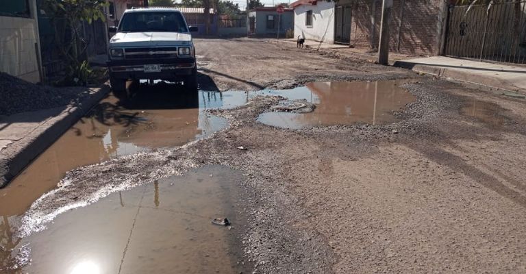 Habitantes de la colonia Machi López en Cajeme reportan varios drenajes colapsados