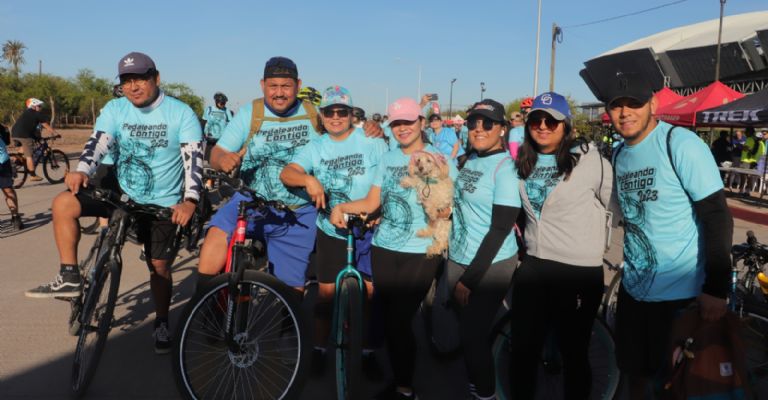 La familia Antillón Ojeda, disfrutando de la pedaleada