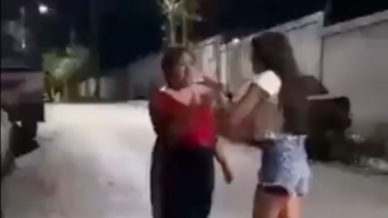 VIDEO: “¿Te vas a dejar? Me vale si lloras”: Mujer golpea a su hija para ‘enseñarle’ a defenderse del bullying