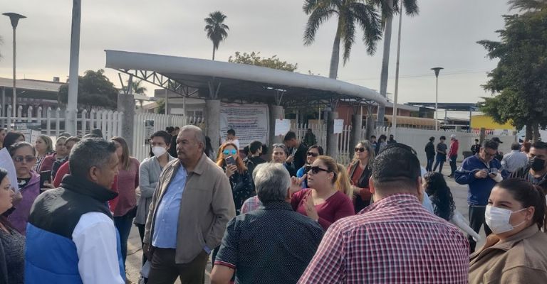Padres de familia toman secundaria para exigir destitución de directora en Ciudad Obregón