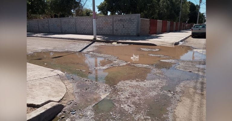 Vecinos de la colonia 410 en Ciudad Obregón reportan drenajes colapsados