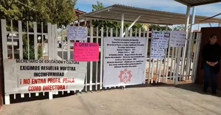 Padres de familia y docentes bloquean acceso e impiden clases en secundaria técnica en Guaymas