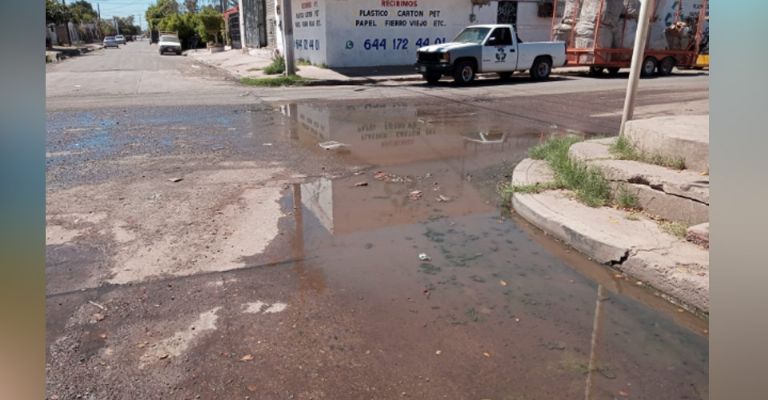 Vecinos de la colonia Faustino Félix en Ciudad Obregón denuncian problemas con el alcantarillado público